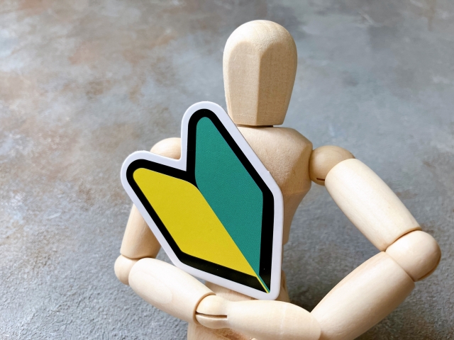 初心者マークを持っている人形の画像