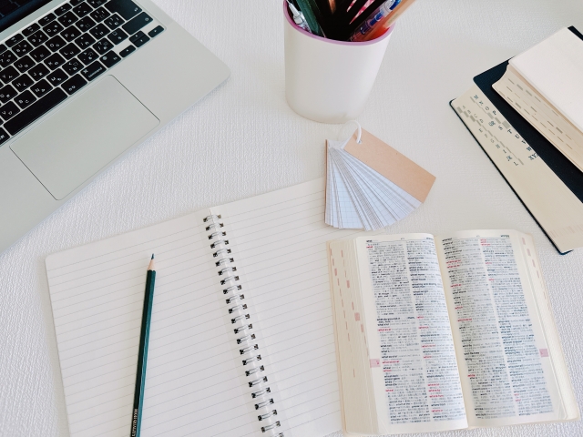 予習復習をイメージした辞書やノートを開いている画像
