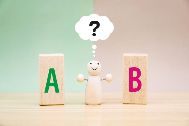 AかBかで迷っている人のイメージ